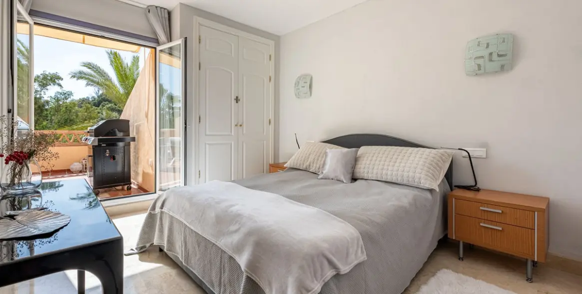 Sale of middle floor apartment in Elviria 12