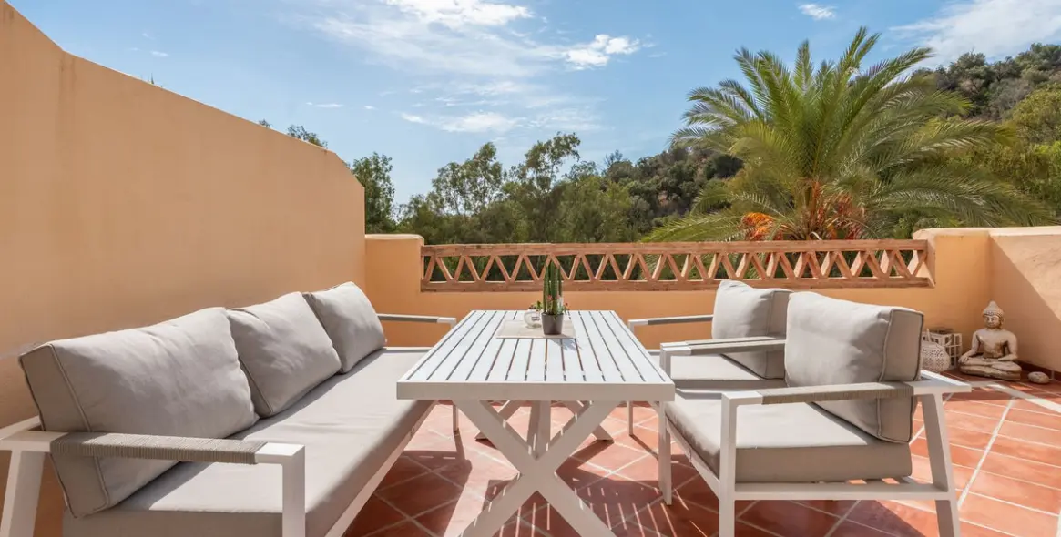 Sale of middle floor apartment in Elviria 13