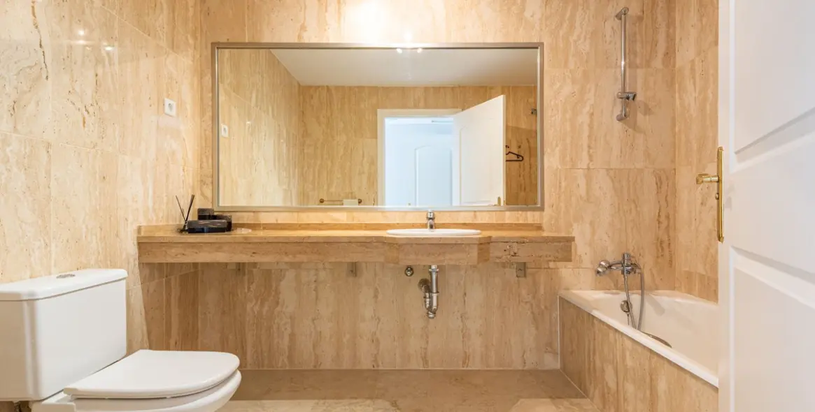 Sale of middle floor apartment in Elviria 14