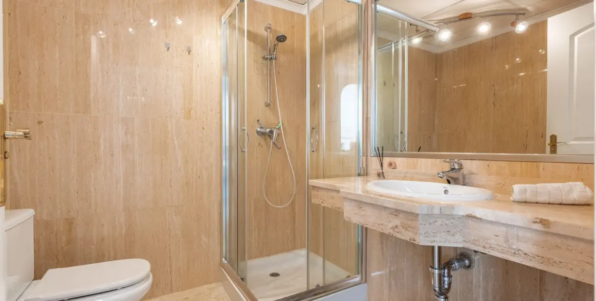 Sale of middle floor apartment in Elviria 16