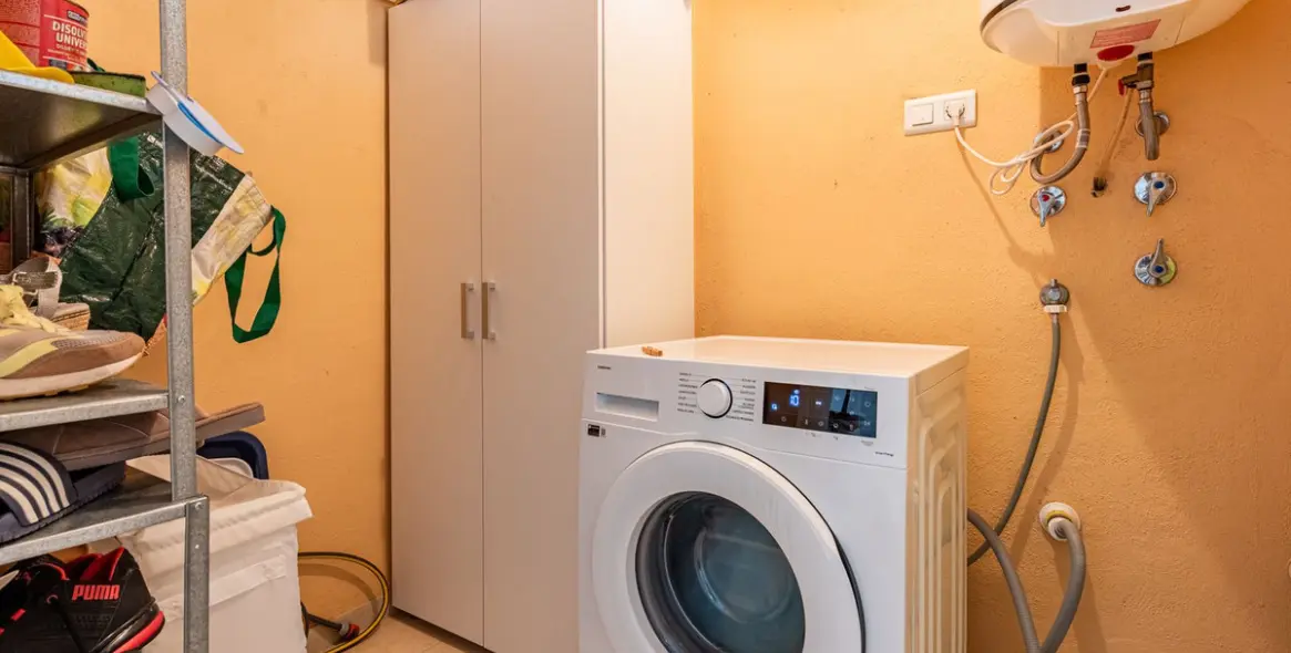 Sale of middle floor apartment in Elviria 17