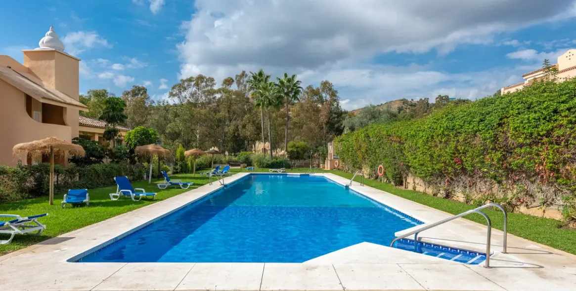 Sale of middle floor apartment in Elviria 18