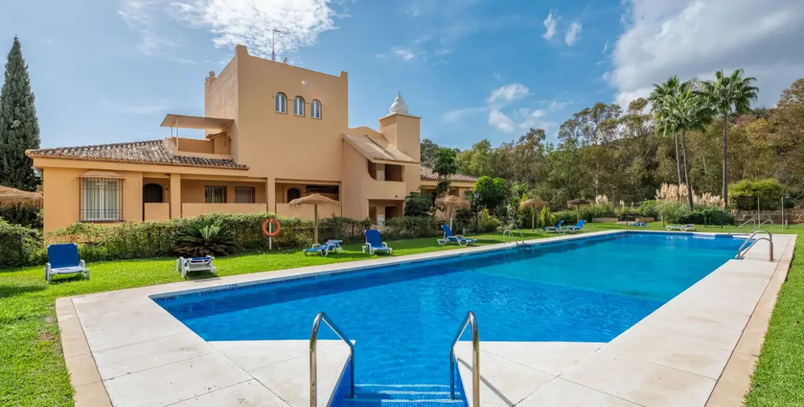 Sale of middle floor apartment in Elviria 19