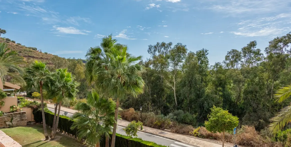 Sale of middle floor apartment in Elviria 20