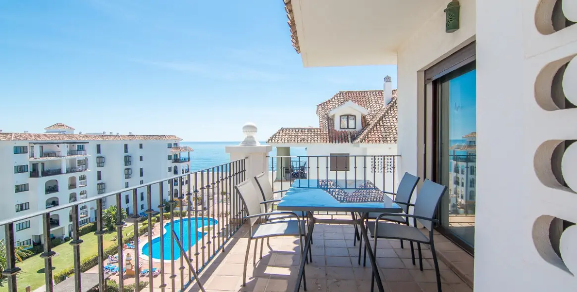 Sale of middle floor apartment in La Duquesa 1