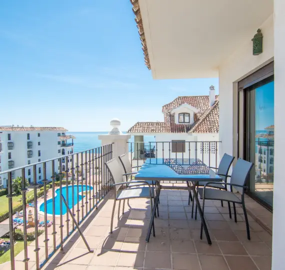 Venta de apartamento en planta media en La Duquesa