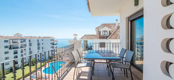 Venta de apartamento en planta media en La Duquesa 0