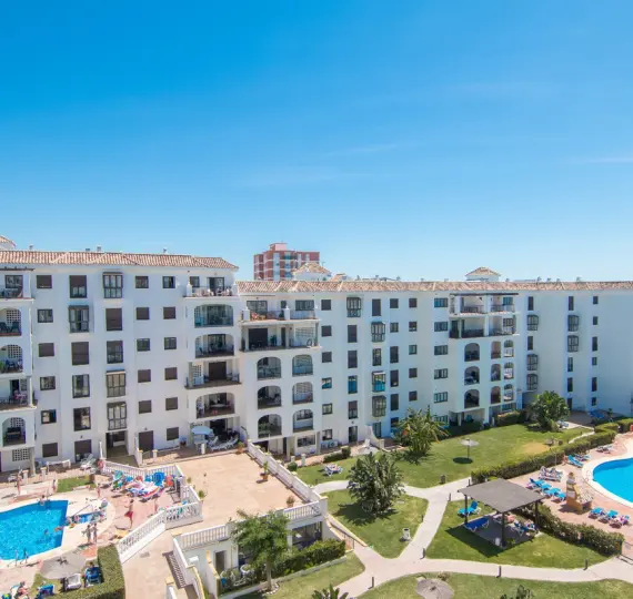 Venta de apartamento en planta media en La Duquesa