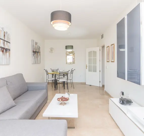 Venta de apartamento en planta media en La Duquesa