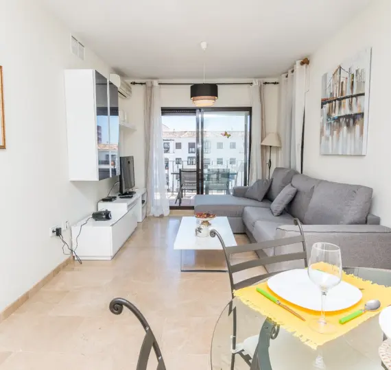 Venta de apartamento en planta media en La Duquesa