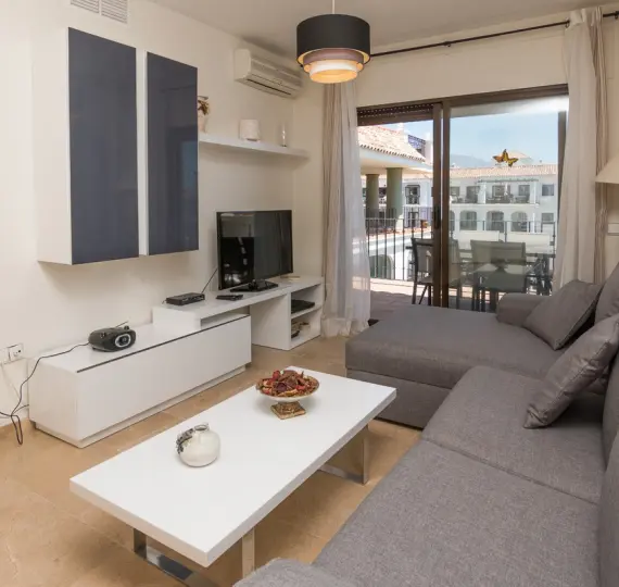 Venta de apartamento en planta media en La Duquesa