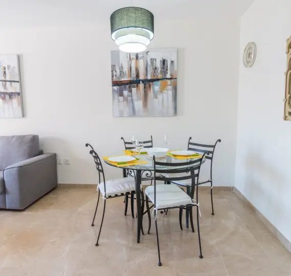 Venta de apartamento en planta media en La Duquesa