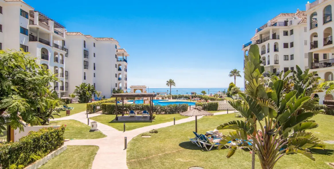 Sale of middle floor apartment in La Duquesa 20