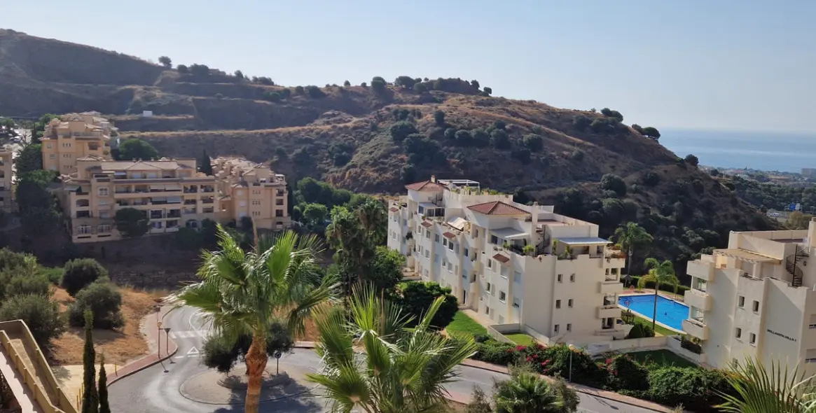 Sale of middle floor apartment in Calahonda 1