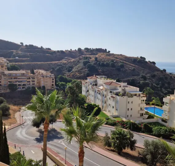 Продажа апартаментов на среднем этаже в Calahonda