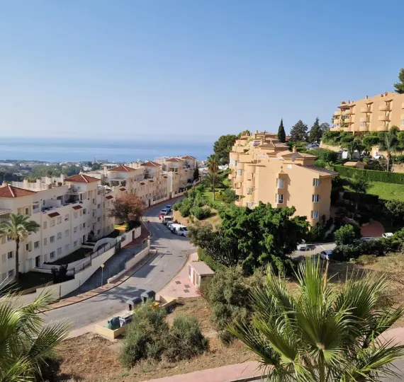 Продажа апартаментов на среднем этаже в Calahonda