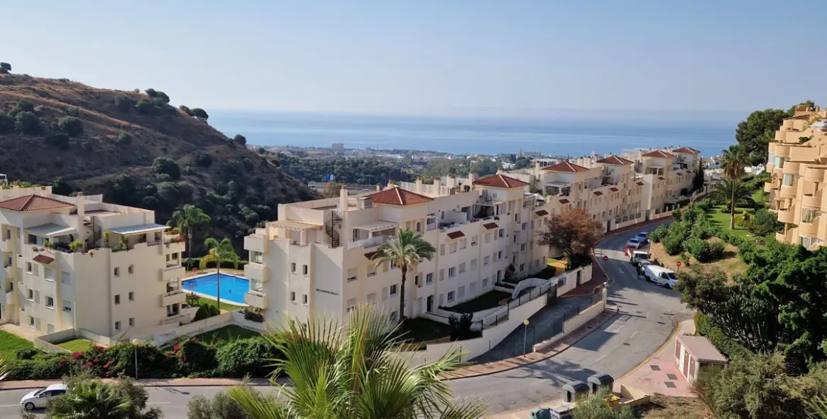 Sale of middle floor apartment in Calahonda 3