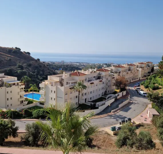 Продажа апартаментов на среднем этаже в Calahonda