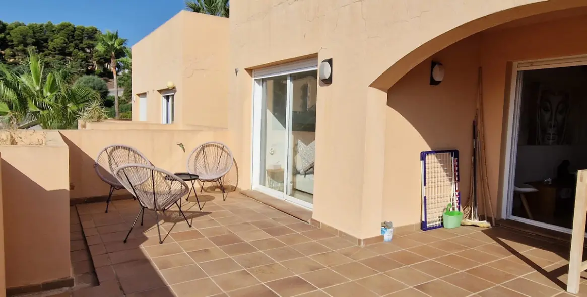 Sale of middle floor apartment in Calahonda 4