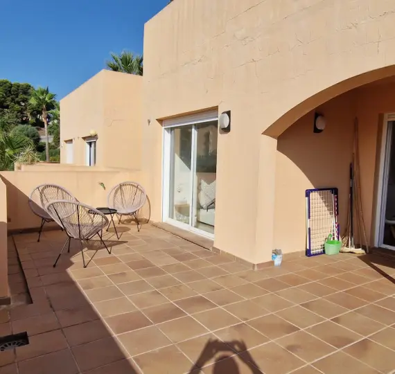 Продажа апартаментов на среднем этаже в Calahonda