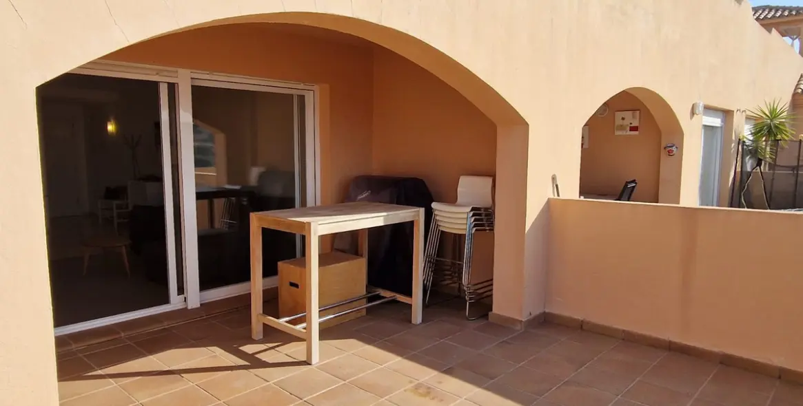 Sale of middle floor apartment in Calahonda 5