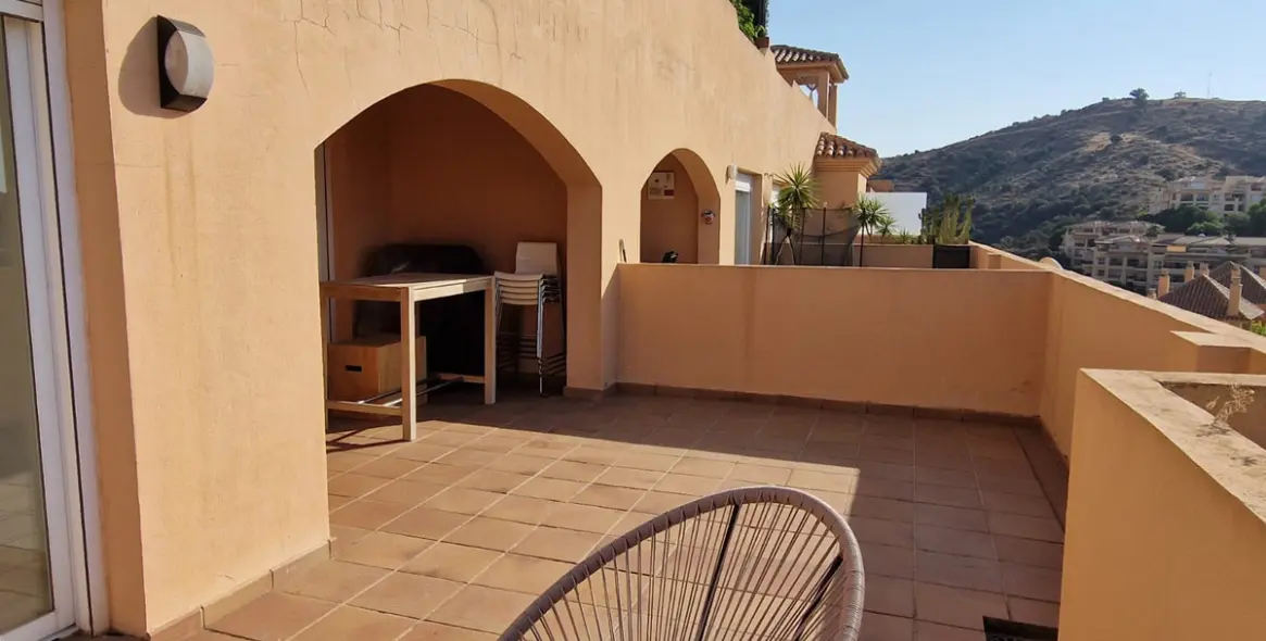 Sale of middle floor apartment in Calahonda 6