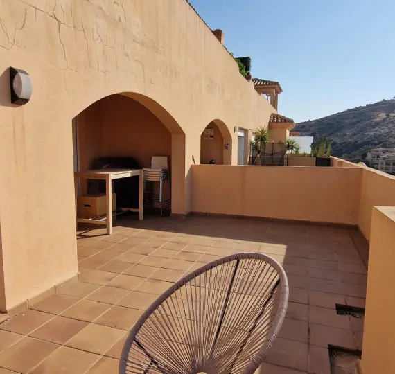 Продажа апартаментов на среднем этаже в Calahonda