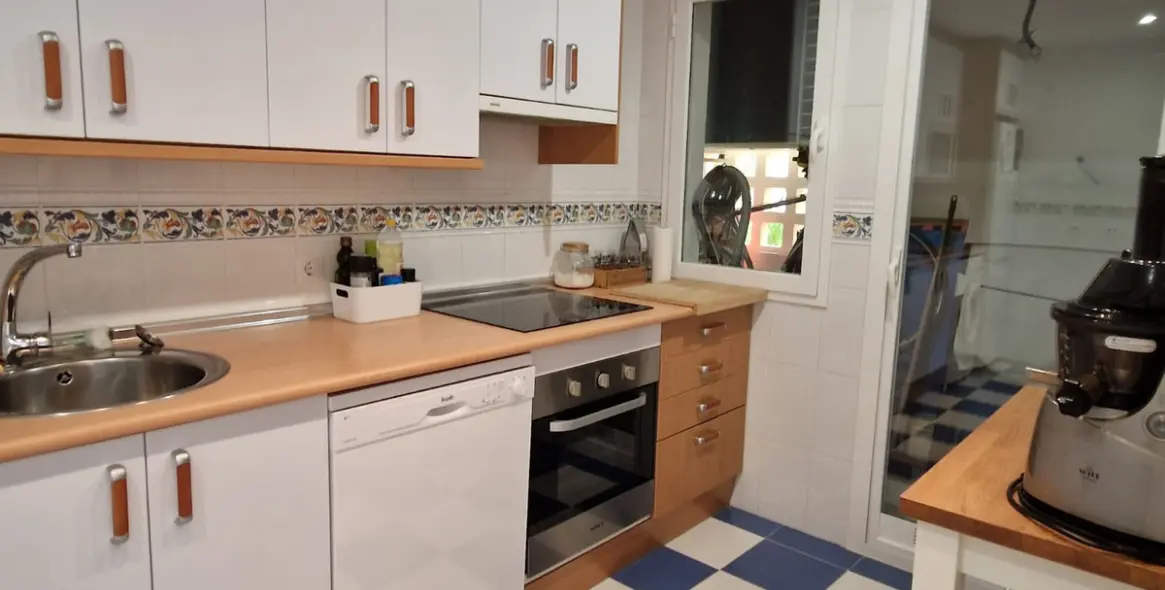 Sale of middle floor apartment in Calahonda 7