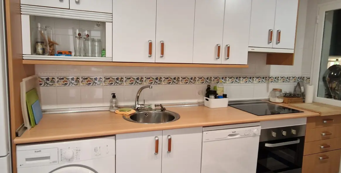 Sale of middle floor apartment in Calahonda 8