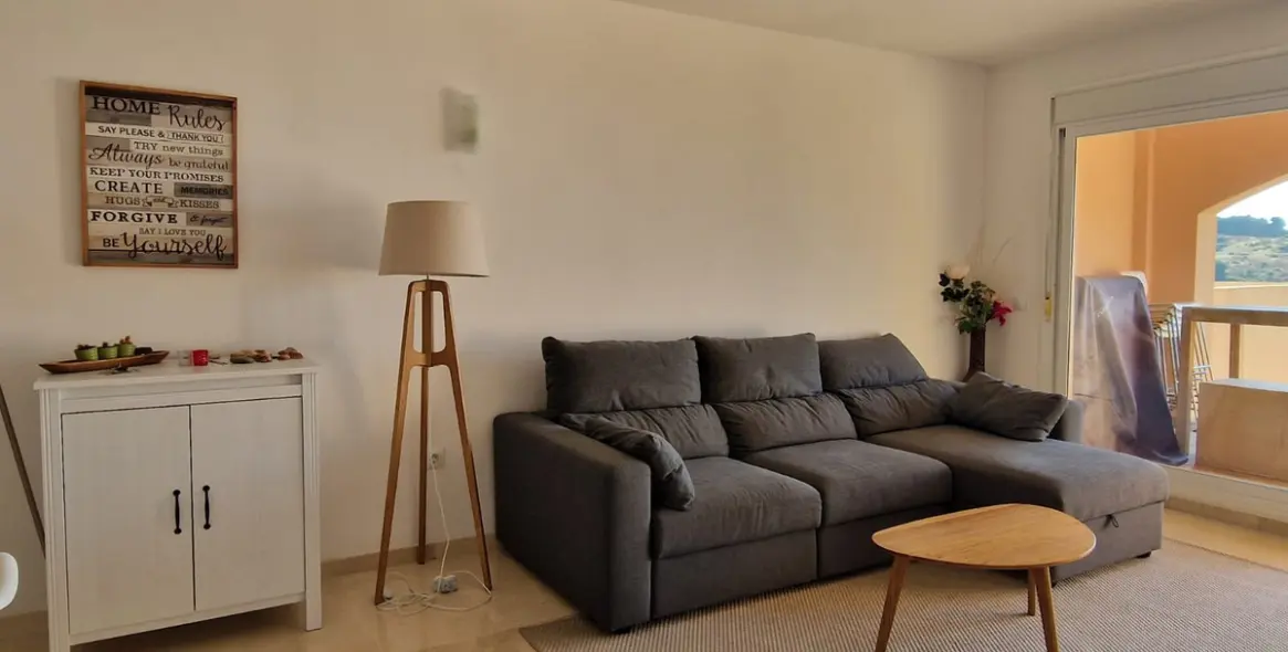 Sale of middle floor apartment in Calahonda 10