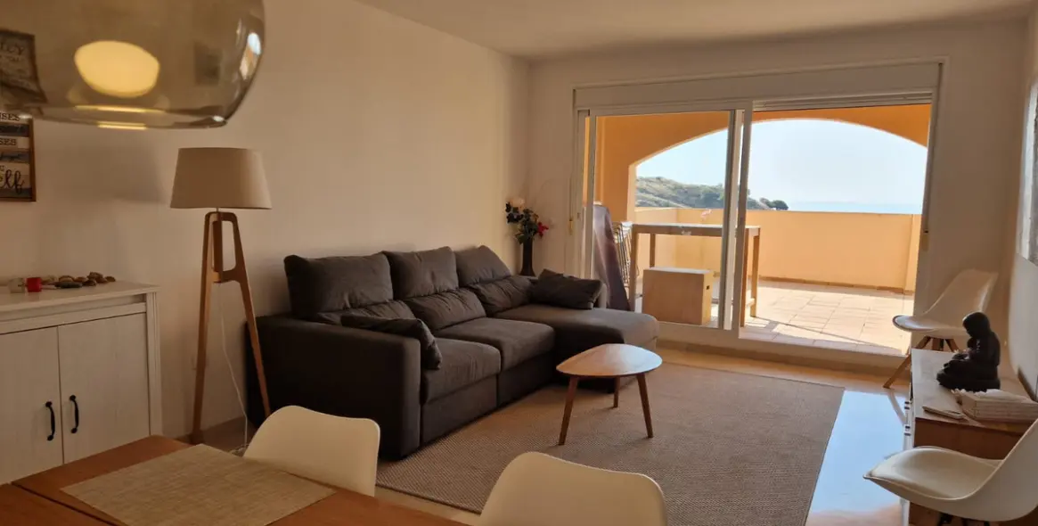 Sale of middle floor apartment in Calahonda 11