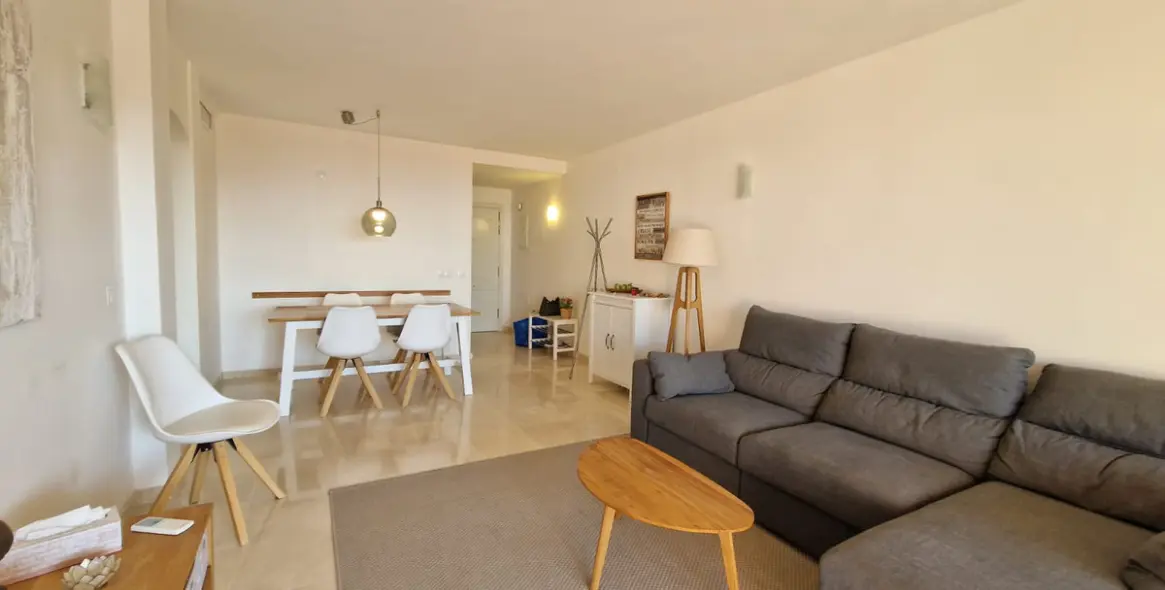 Sale of middle floor apartment in Calahonda 12