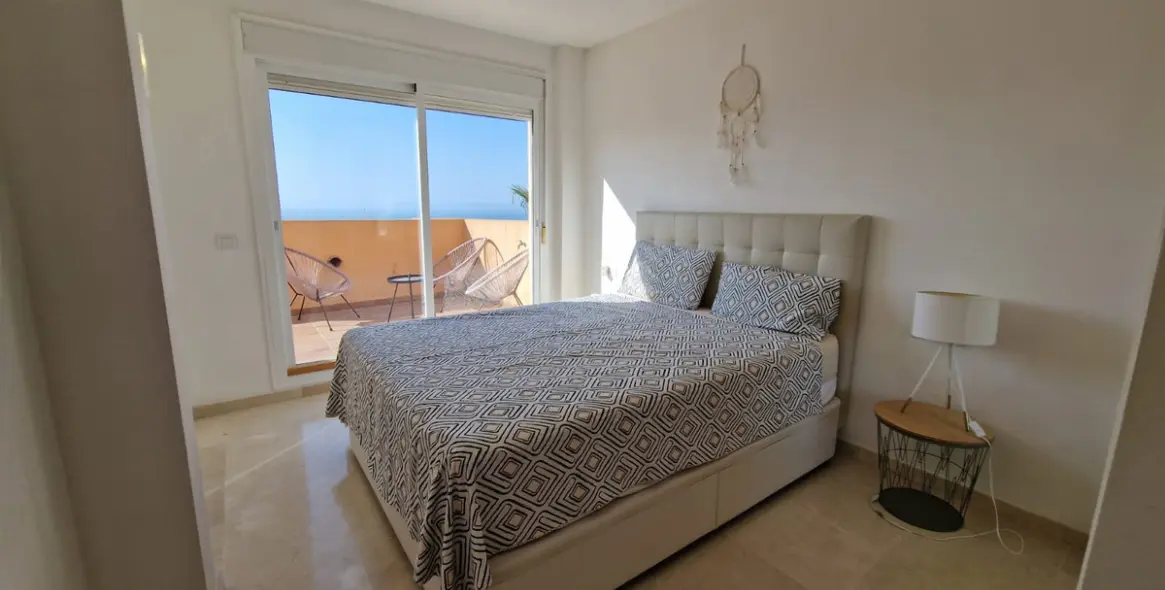 Sale of middle floor apartment in Calahonda 15