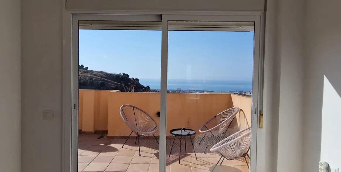 Sale of middle floor apartment in Calahonda 18