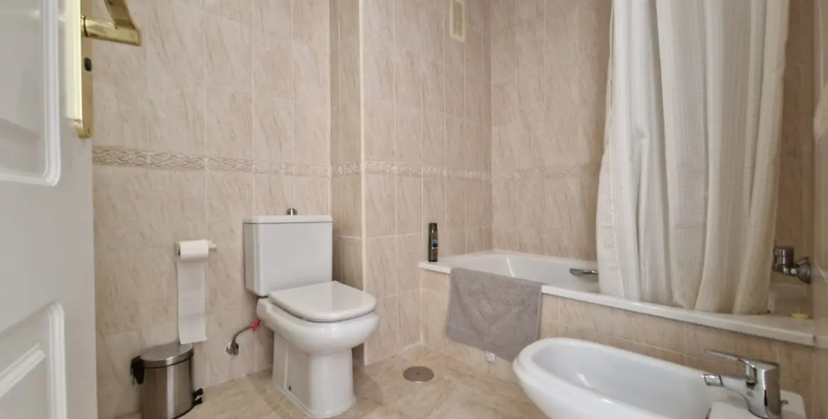 Sale of middle floor apartment in Calahonda 19