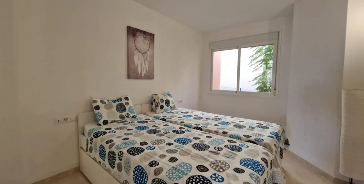 Sale of middle floor apartment in Calahonda 21