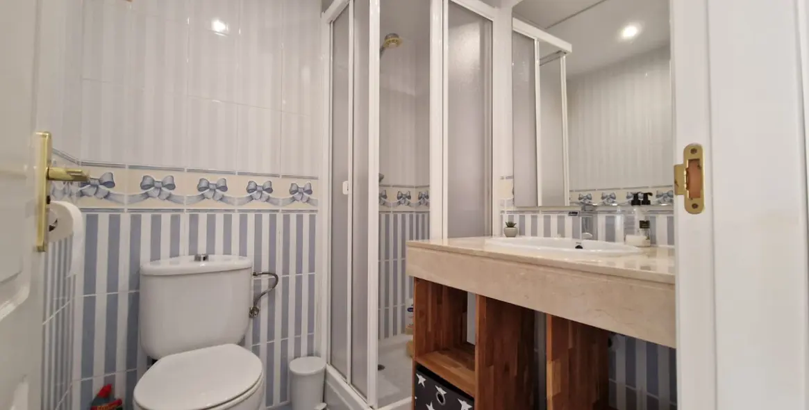 Sale of middle floor apartment in Calahonda 23