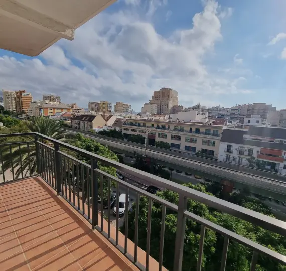 Venta de apartamento en planta media en Los Boliches