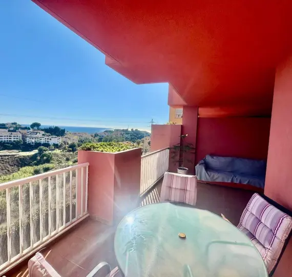 Venta de apartamento en planta media en Los Pacos