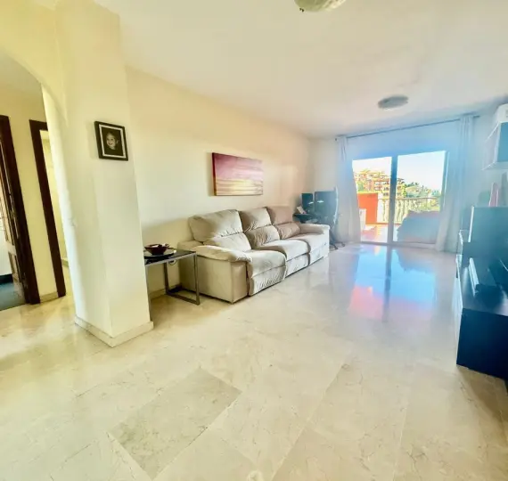 Venta de apartamento en planta media en Los Pacos