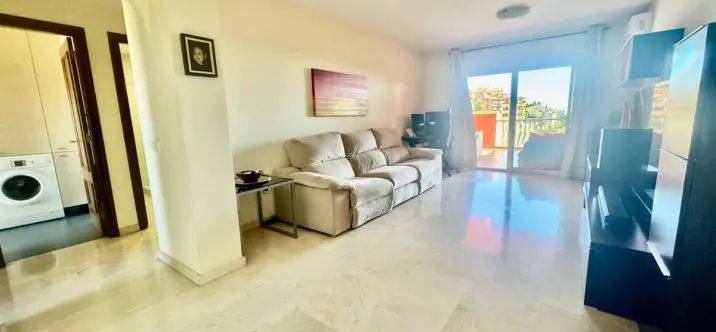 Venta de apartamento en planta media en Los Pacos 1