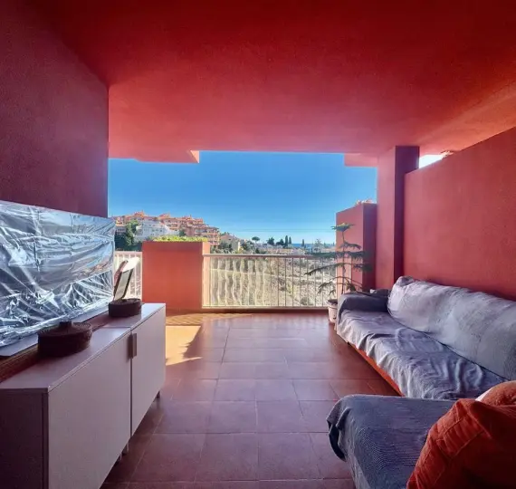 Venta de apartamento en planta media en Los Pacos