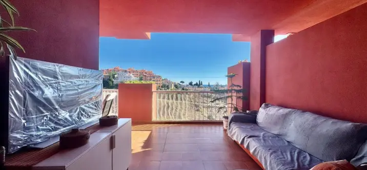 Venta de apartamento en planta media en Los Pacos 2