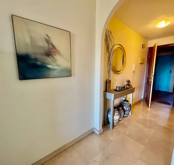 Venta de apartamento en planta media en Los Pacos