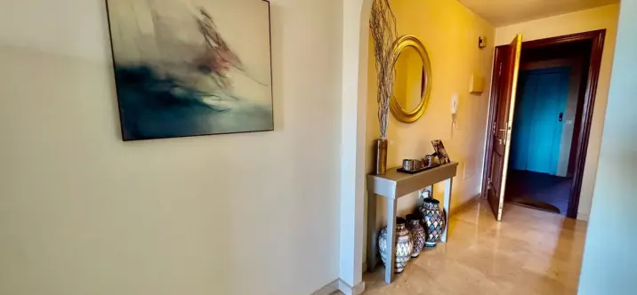 Venta de apartamento en planta media en Los Pacos 3