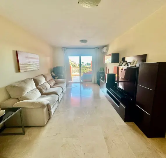 Venta de apartamento en planta media en Los Pacos