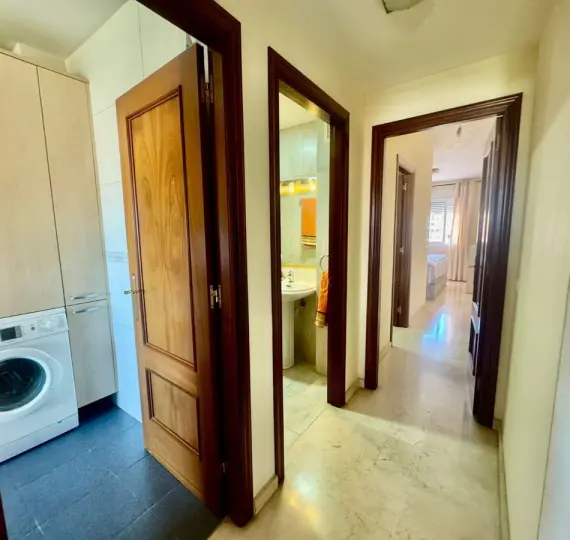 Venta de apartamento en planta media en Los Pacos