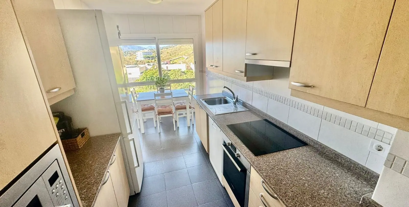 Venta de apartamento en planta media en Los Pacos 10