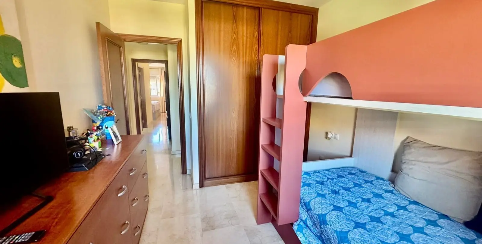 Venta de apartamento en planta media en Los Pacos 16