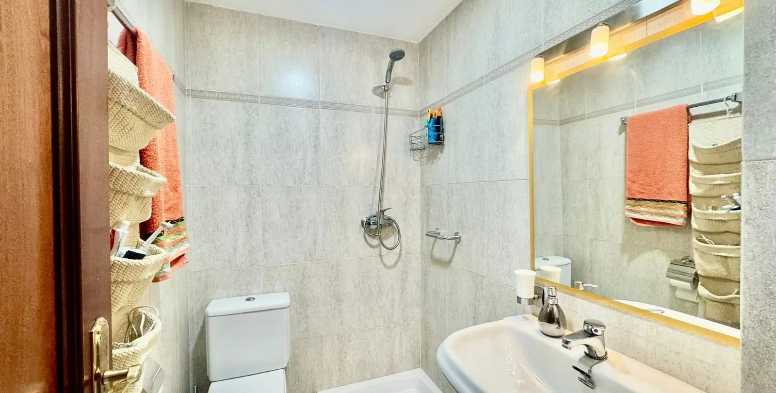 Venta de apartamento en planta media en Los Pacos 20